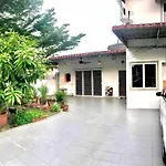 Corner Homestay With Garden And Private Parking
