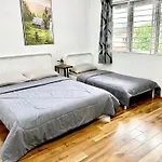 Corner Homestay With Garden And Private Parking