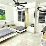 Corner Homestay With Garden And Private Parking