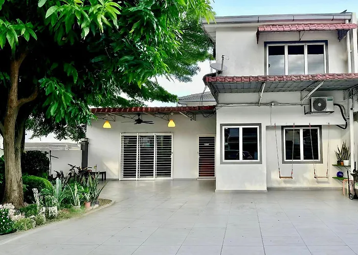 Corner Homestay With Garden And Private Parking