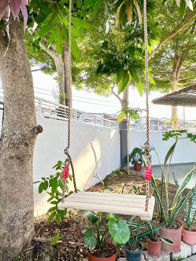Corner With Garden And Private Parking Rumah percutian Kuala Lumpur