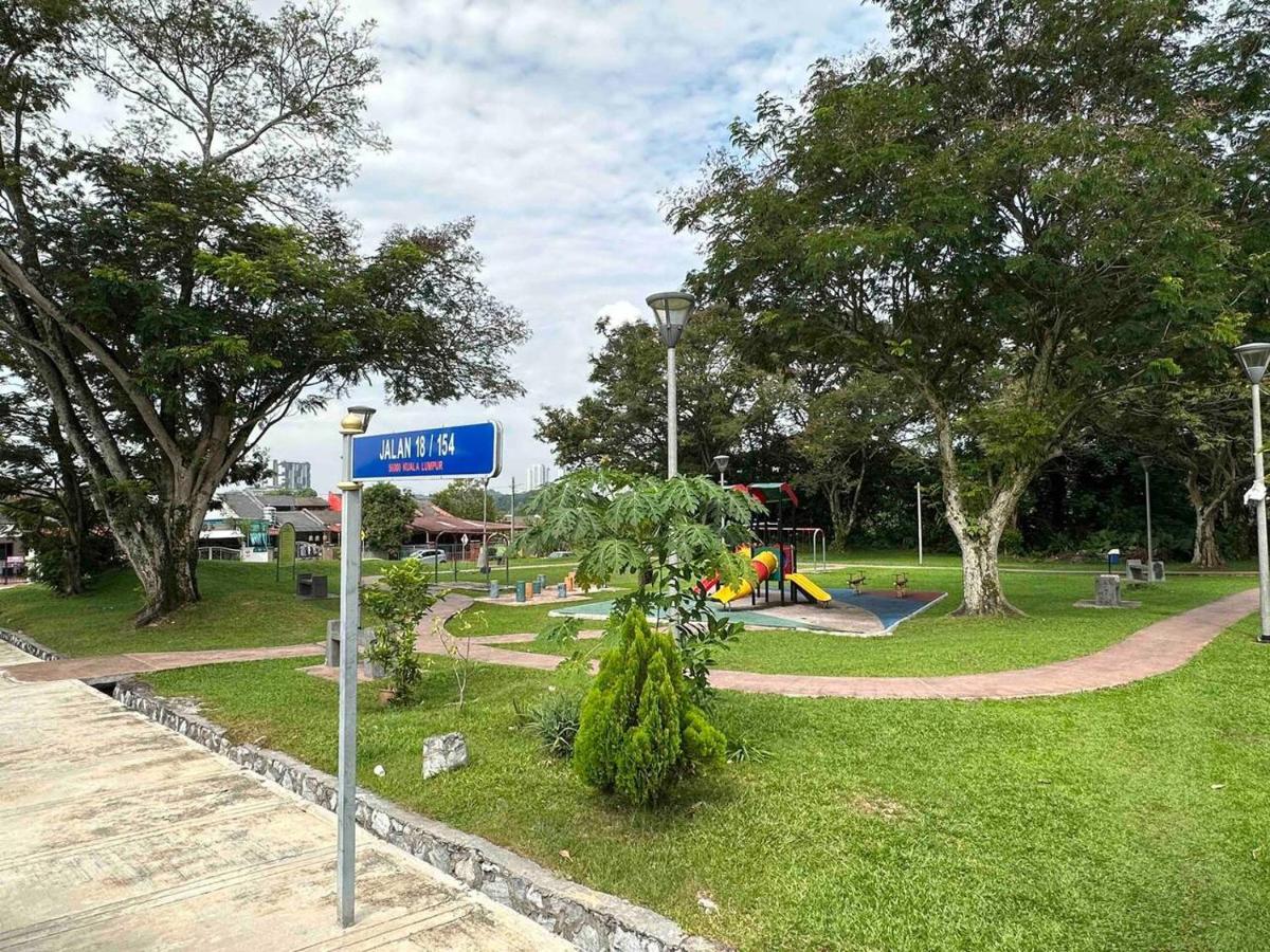 Rumah percutian Corner With Garden And Private Parking *
