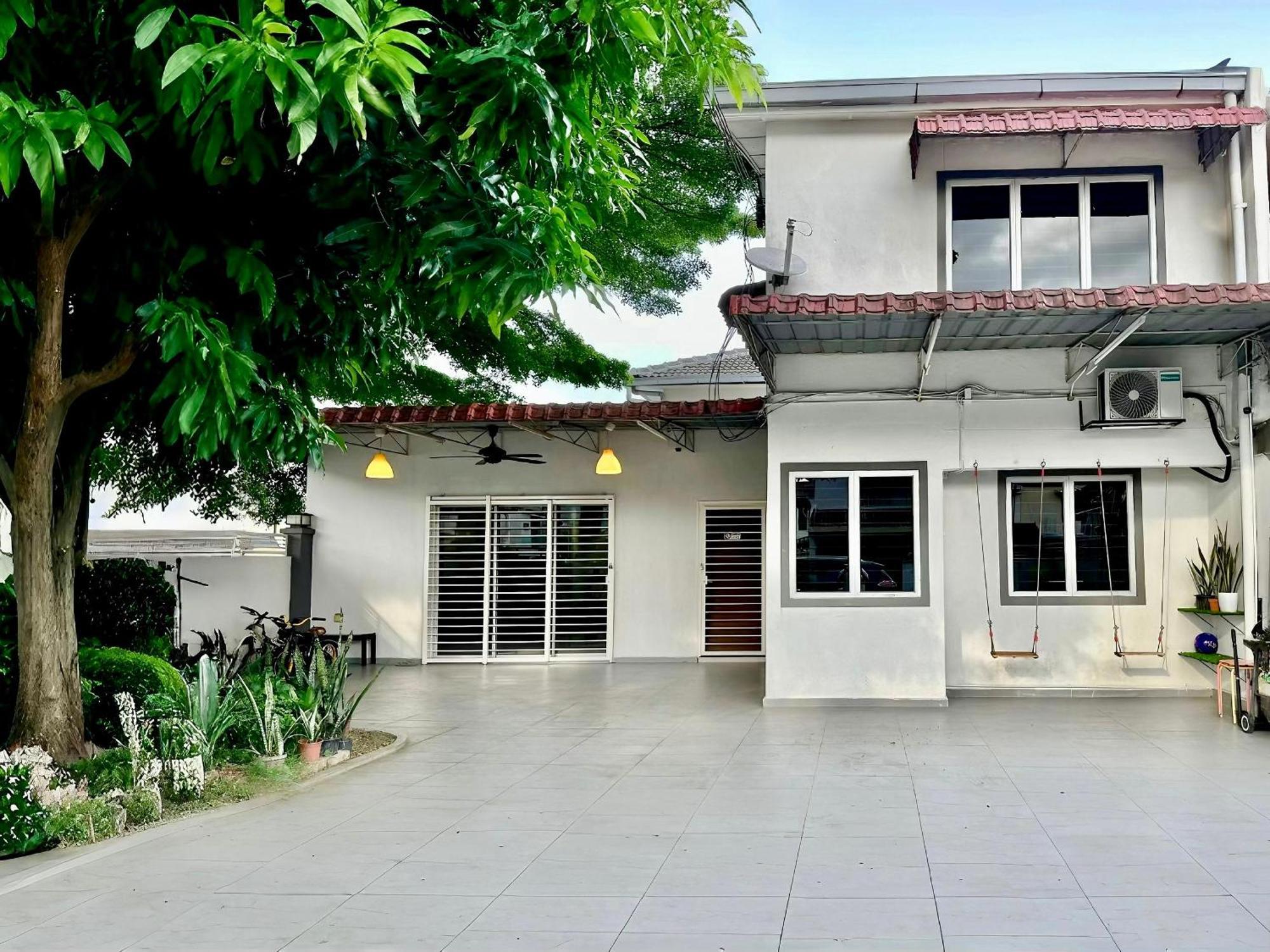 Rumah percutian Corner With Garden And Private Parking Kuala Lumpur